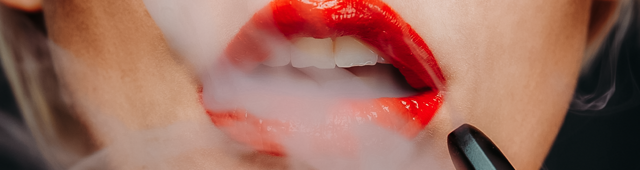 Também conhecidos como "vapes", eles alteram a qualidade e a quantidade da saliva, que é a maior proteção bucal, causando boca seca (xerostomia).